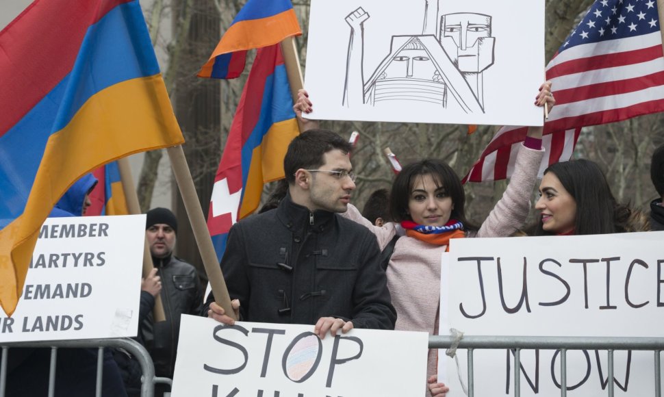 Armėnijoje į demonstraciją dėl neramumų Kalnų Karabache susirinko tūkstančiai