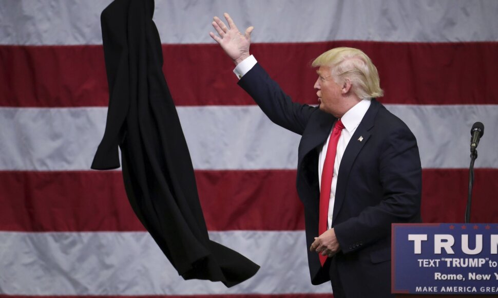 Donaldas Trumpas nusimeta savo apsiaustą
