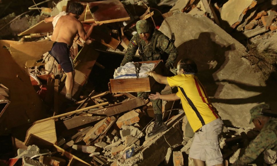 Ekvadore po pražūtingo žemės drebėjimo gelbėtojai teberanda gyvų likusių žmonių
