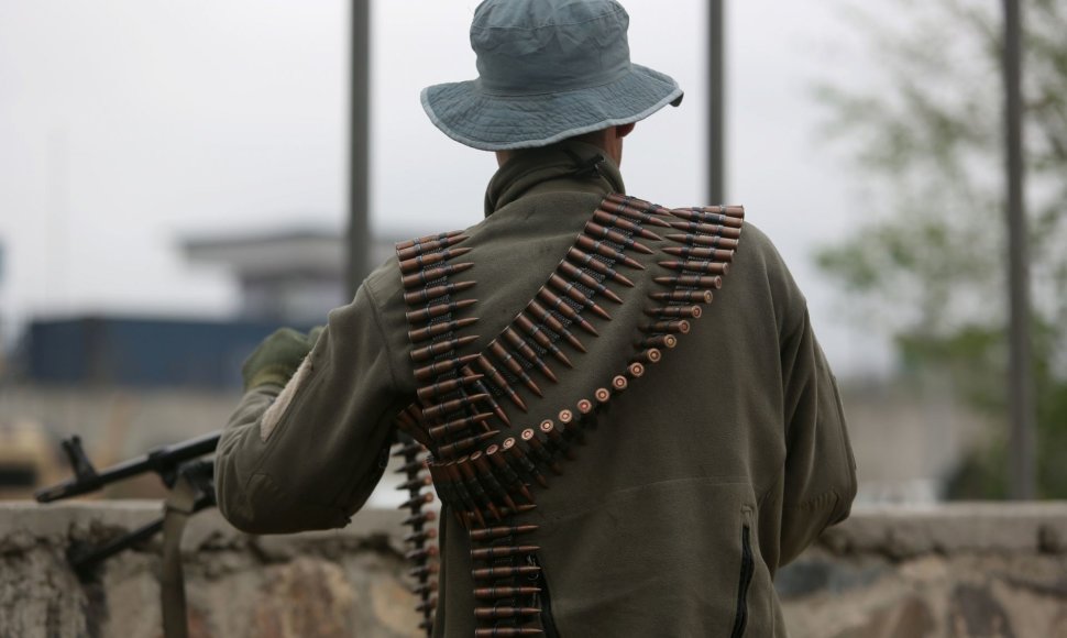 Kabule per besitęsiančią Talibano kovotojų ataką žuvo „daug žmonių“