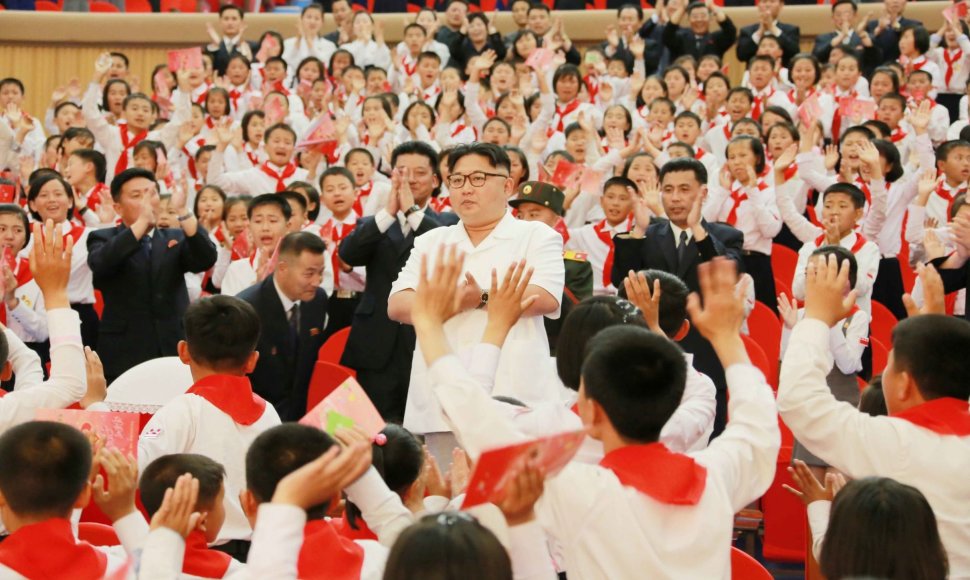Šiaurės Korėjoje kaip ir kasmet rengiamas renginys – „Esame laimingiausi pasaulyje“