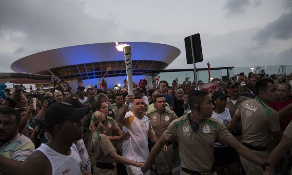 Olimpinio deglo nešimo tradiciją lydi protestai