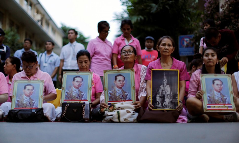 Tailandiečiai gedi po ilgos ligos mirusio mylimo monarcho Bhumibolo Adulyadejo