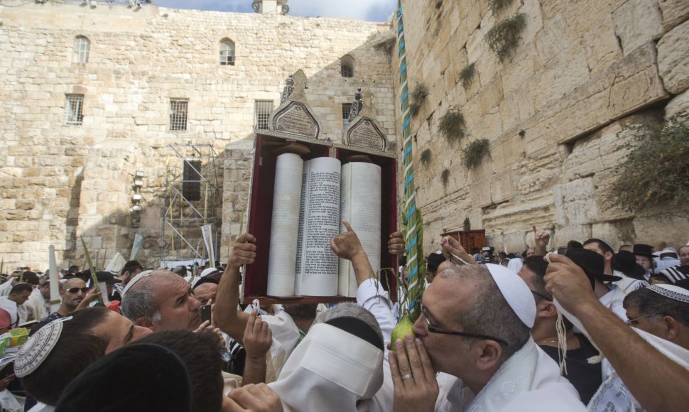 Tūkstančiai žydų susirinko prie Vakarų sienos vadinamajam šventikų palaiminimui