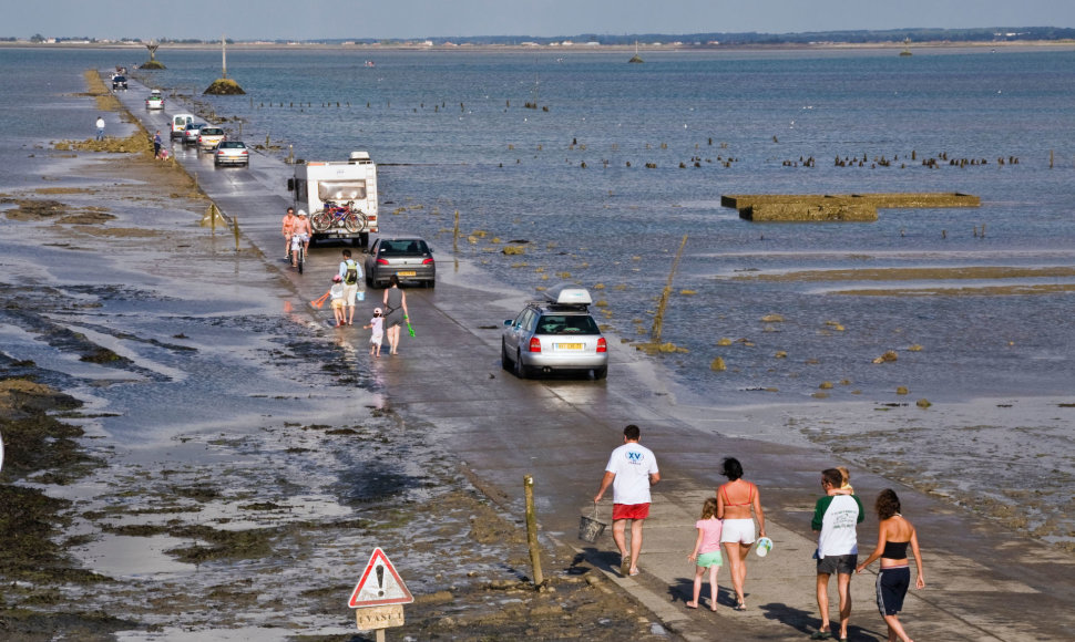 Kelias Prancūzijoje, kuris pradingsta po vandeniu dukart per parą