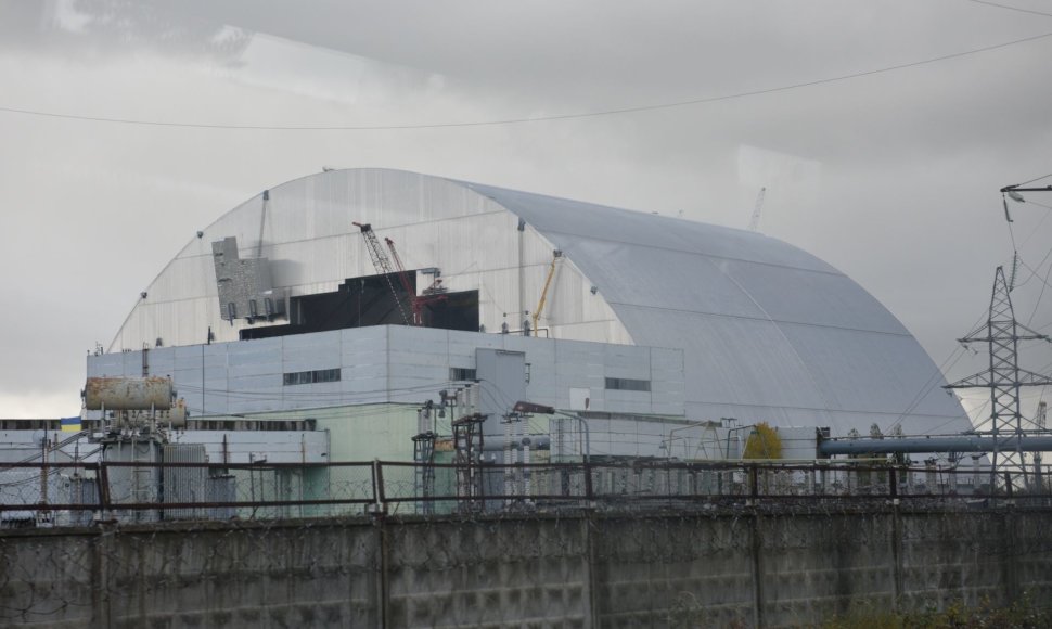Černobylyje naujas milžiniškas gaubtas pradėtas stumti ant branduolinio reaktoriaus