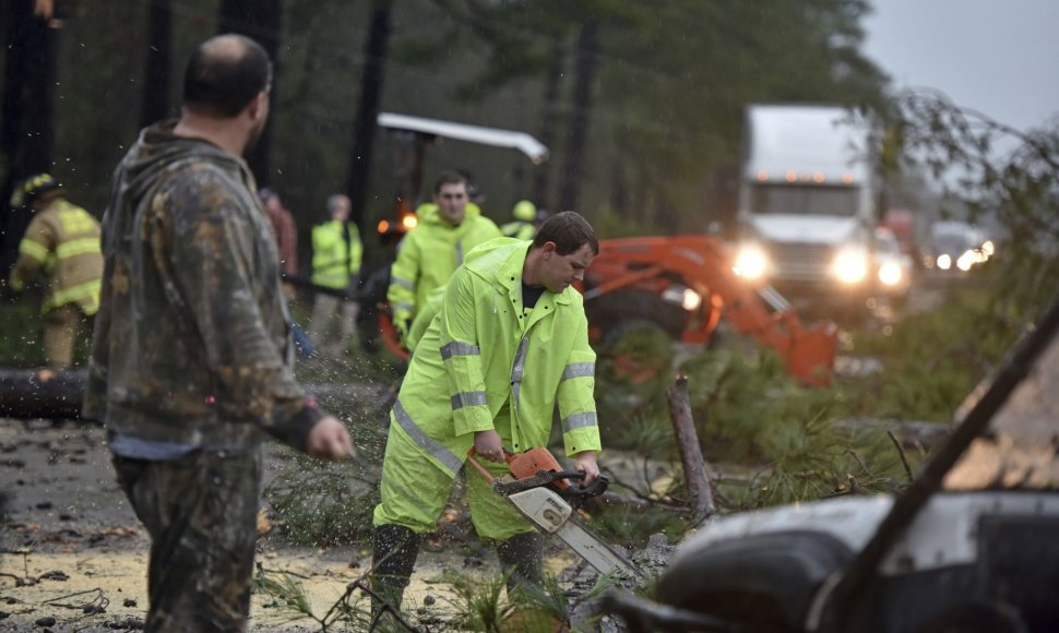 Pietinėse JAV siaučiančios audros nusinešė mažiausiai penkias gyvybes