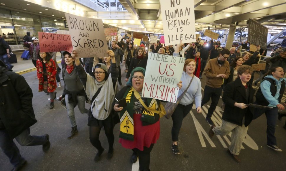 Protestai JAV oro uostuose dėl imigracijos draudimo