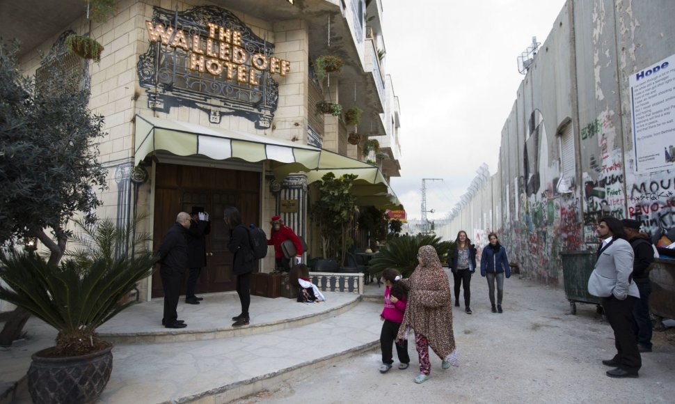 Gatvės menininkas Banksy atidarė viešbutį Betliejuje