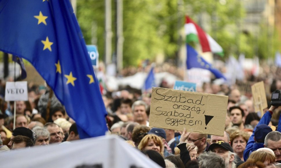 Vengrijoje surengtas didelis protestas dėl Soroso universiteto įstatymo
