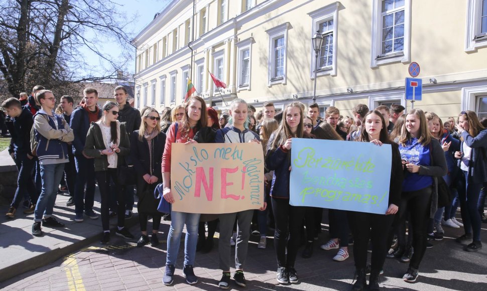 Vilniuje – protesto akcija dėl ketinimų ilginti mokslo metus