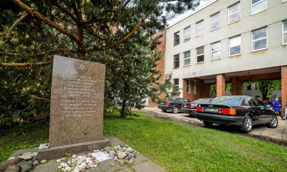 Prieš 13 metų Lietūkio garažo žudynių aukoms atminti pastatytas paminklas