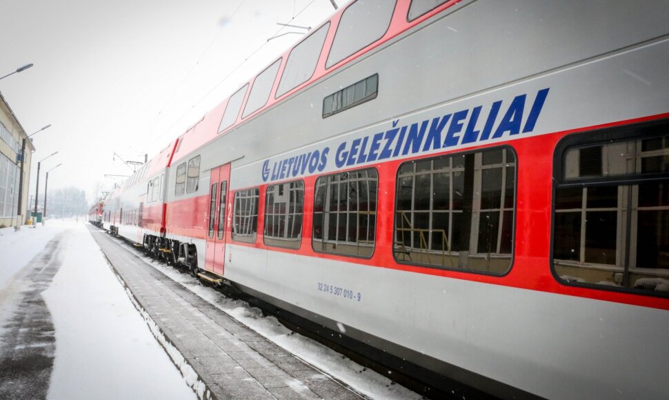 Elektrinis traukinys pasiekia 120 km/h greitį