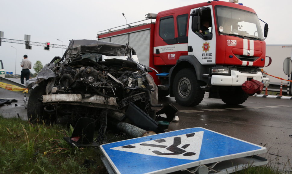 Po smūgio vairuotojo kūnas liko įstrigęs automobilyje