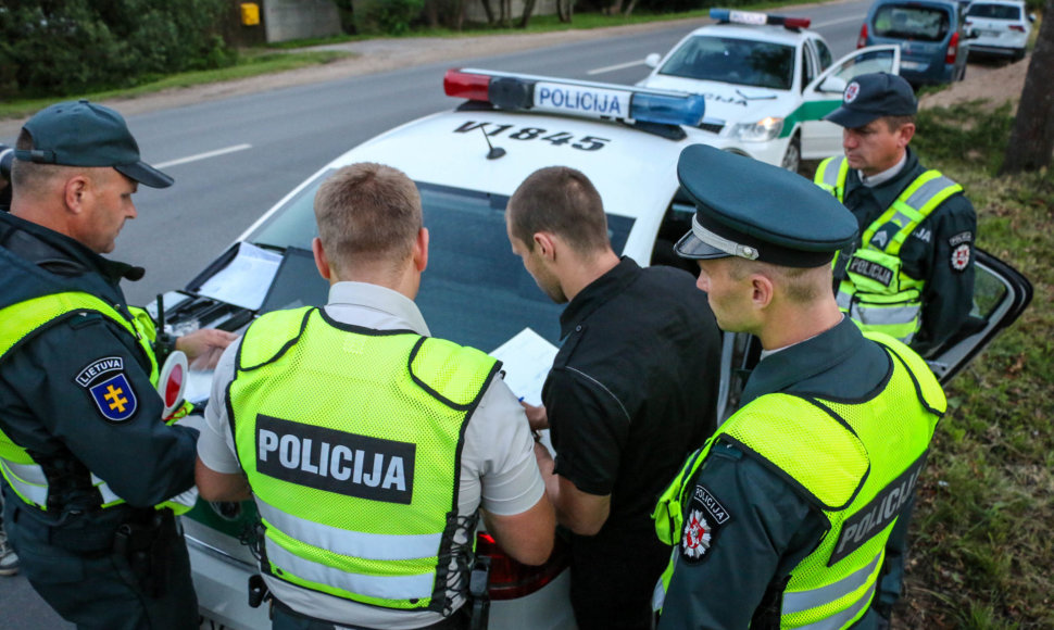 Sustabdytas „Mercedes-Benz“ vairuotojas – ieškomas policijos