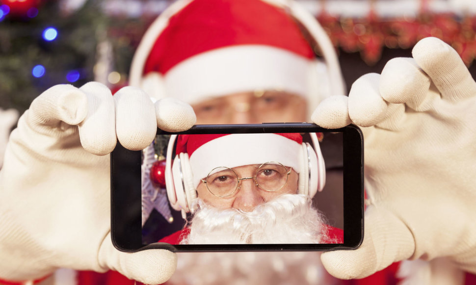 Kalėdų Senelis su išmaniuoju telefonu