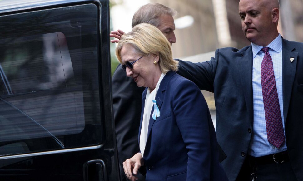 Hillary Clinton lipa į automobilį