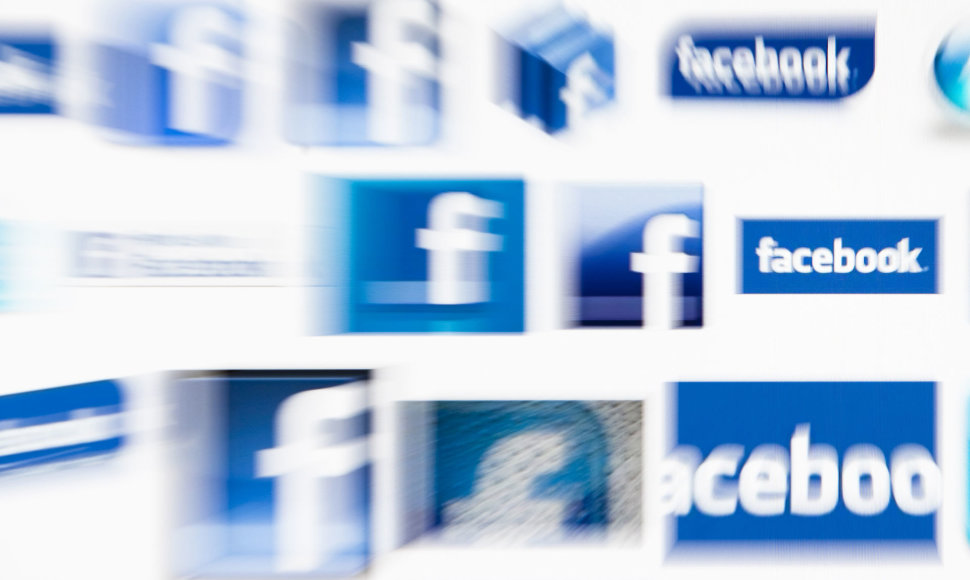 „Facebook“ leidžia tinkle plisti įvairiausioms klastotėms, o JAV rinkėjai jomis patiki