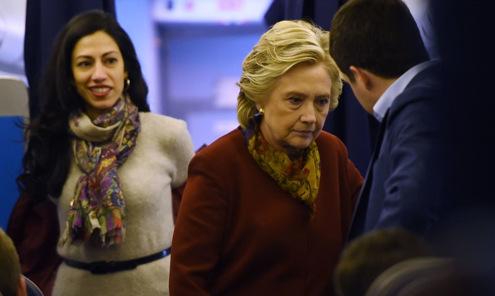 Huma Abedin (kairėje) ir Hillary Clinton