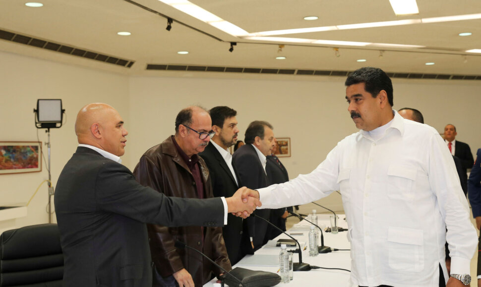 Venesuelos prezidentas N.Maduro (dešinėje) ir opozicinių partijų koalicijos lyderis J.Torrealba