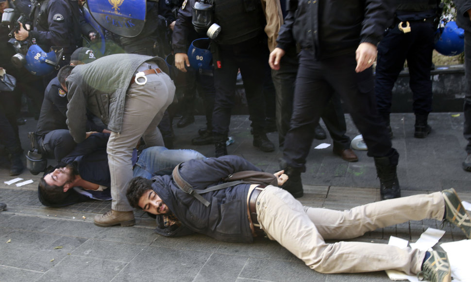 Policija sulaiko protestuojančius kurdus Ankaroje