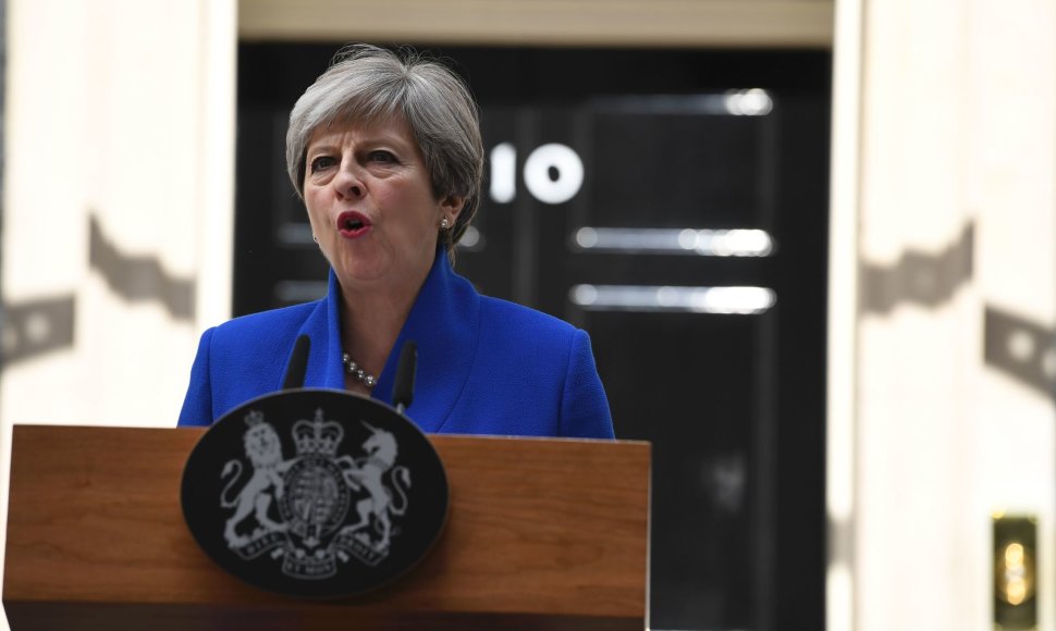 Theresa May paskelbė, kad formuos naują vyriausybę