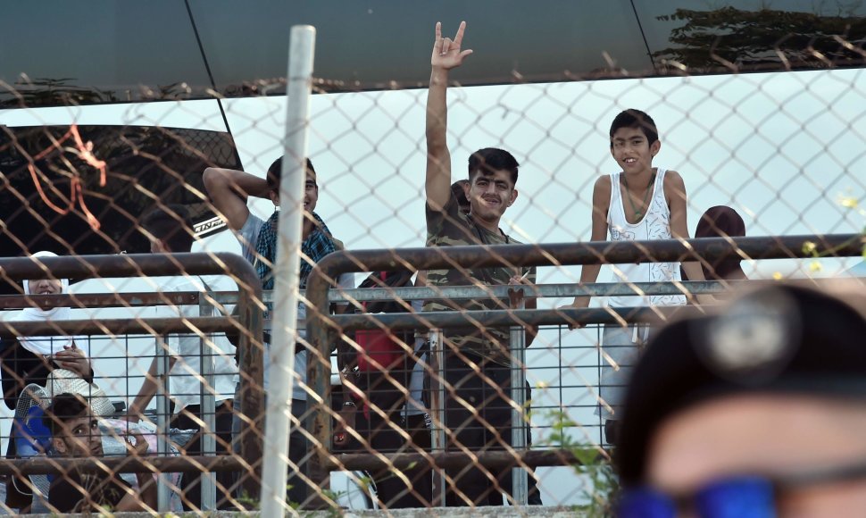 Atėnuose evakuojama laikina migrantų stovykla