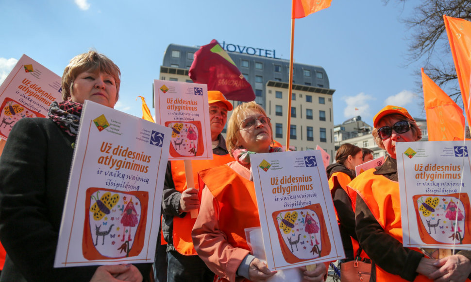 Protesto akciją „Už didesnius atlyginimus ir vaikų svajonių išsipildymą“