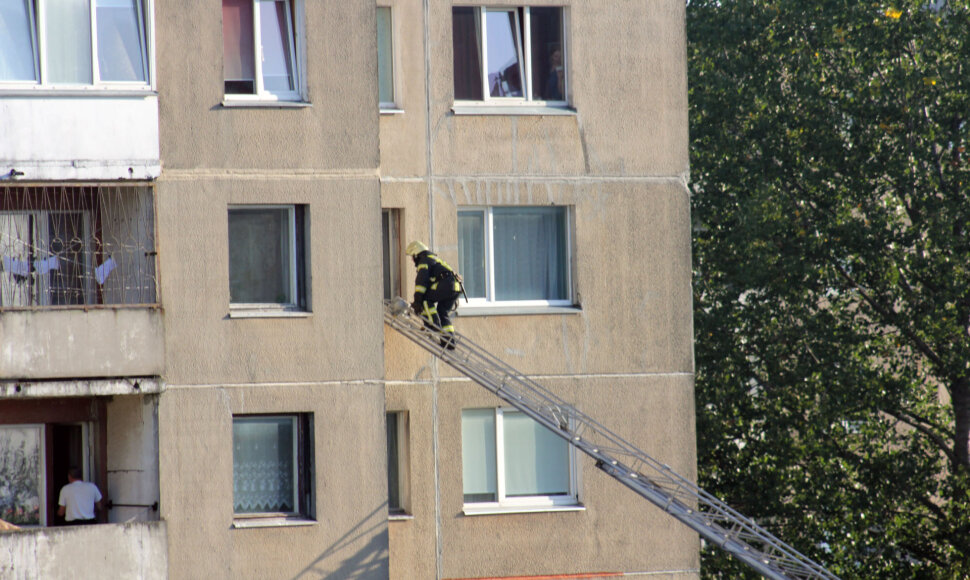 Ugniagesiai pro 4 aukšto balkoną pateko į butą ir iš vidaus atrakinto duris.