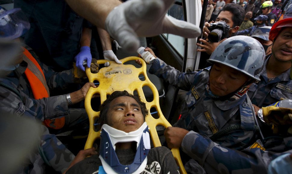 Žemės drebėjimą Nepale išgyvenęs paauglys.