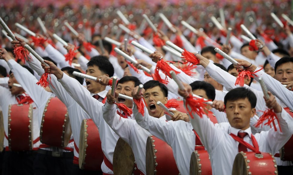 Iškilmingas paradas po Šiaurės Korėjos valdančiosios partijos suvažiavimo