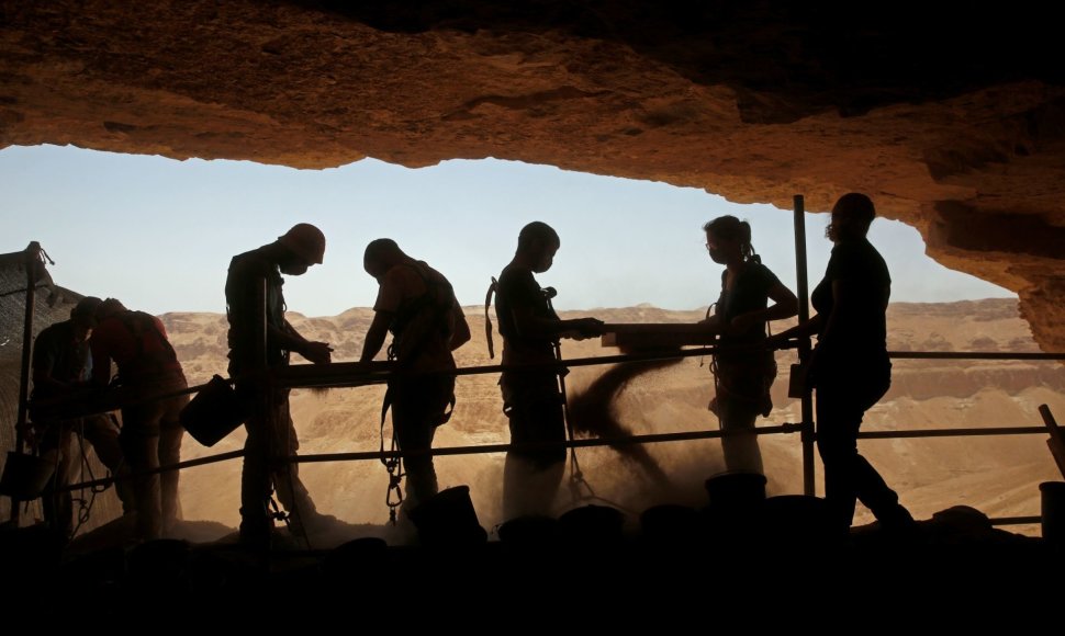Archeologai prie Negyvosios jūros esančioje oloje ieško istorinių artefaktų