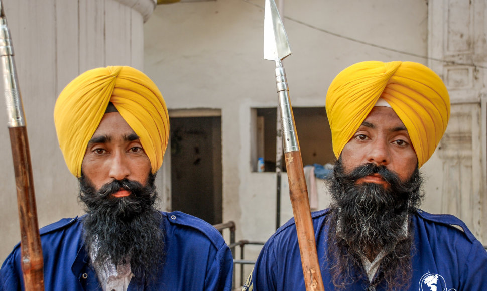 Sikhai savo nekerpamus plaukus nešioja turbanų audekluose. 