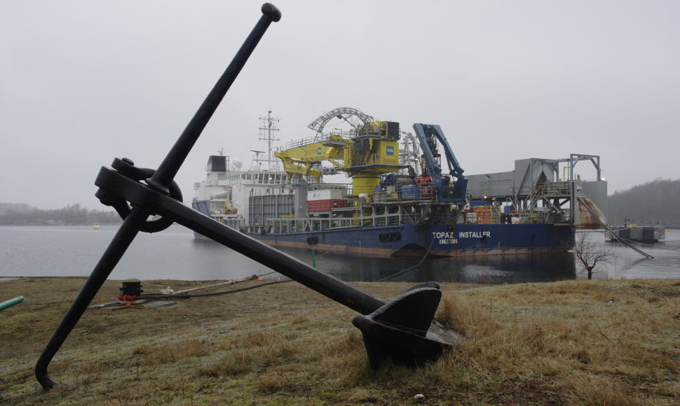 Į laivą "Topaz Installer" Karlskronoje, Švedijoje, šiuo metu kraunamas "Nord Balt" kabelis
