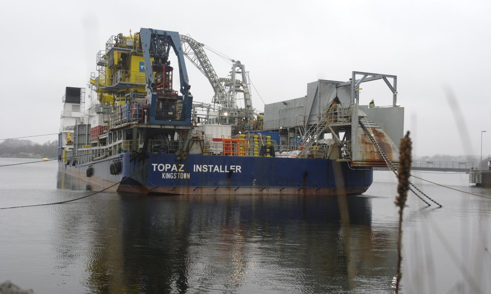 Į laivą "Topaz Installer" Karlskronoje, Švedijoje, šiuo metu kraunamas "Nord Balt" kabelis