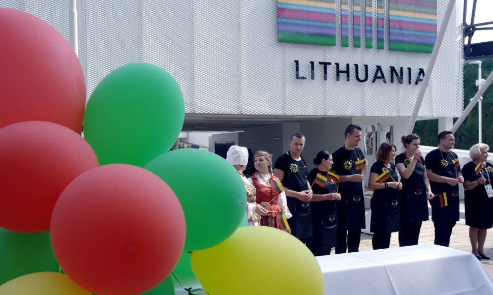 Lietuviai „EXPO“ parodoje lankytojus vilioja maistu: šakočiais, sūriu, cepelinais