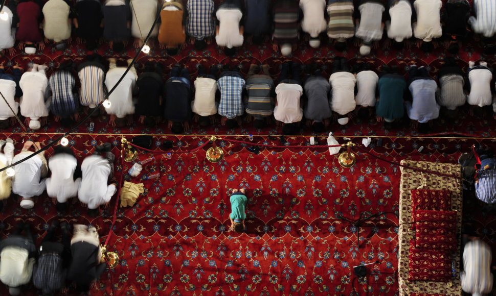 Musulmonų malda Ramadano metu Osmanų imperijos laikų mečetėje Stambule