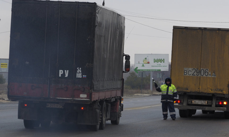 Rusijos regionų valdžia trukdo sunkvežimių vairuotojams patekti į Maskvą