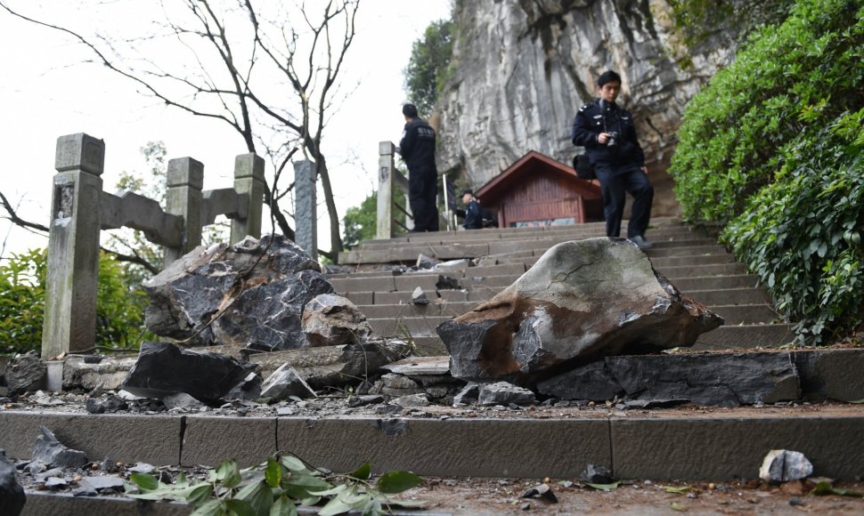 Keturi žmonės žuvo per akmenų griūtį Kinijoje.