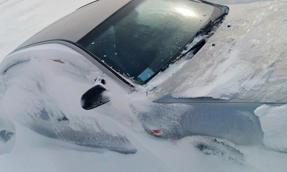Rusijoje sniege įstrigęs automobilis