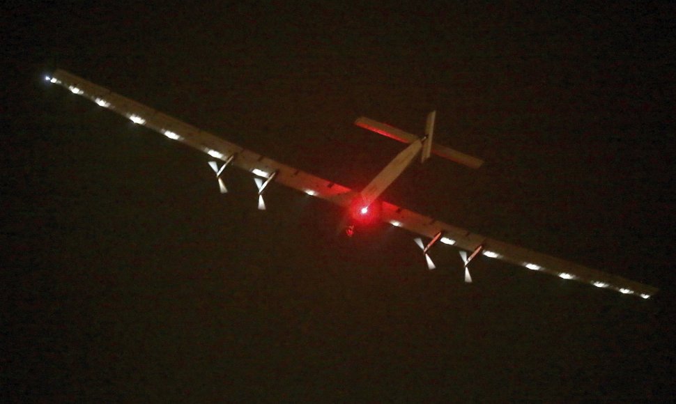 Vien saulės energija varomas lėktuvas „Solar Impulse 2“