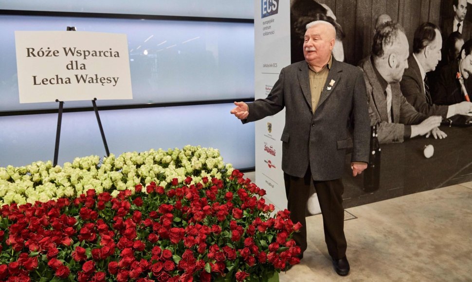 Kolaboravimu su komunistais apkaltintam Lenkijos eksprezidentui Walesai gerbėjai padovanojo 1 000 rožių