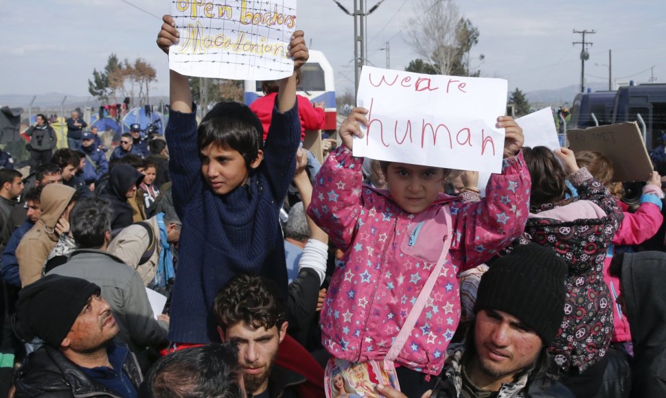 Migrantai blokuoja geležinkelį Graikijos ir Makedonijos pasienyje