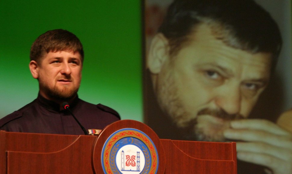 R.Kadyrovas kalba savo tėvo A.Kadyrovo portreto fone.