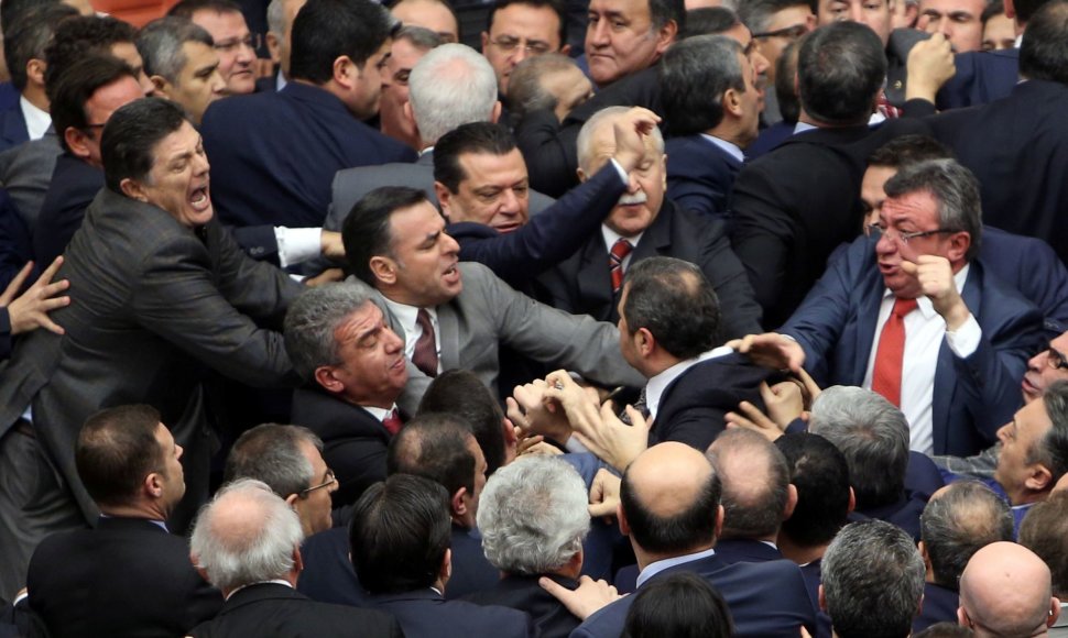 Turkijoje vykstant debatams dėl prezidento galių įstatymų leidėjai švaistėsi kumščiais