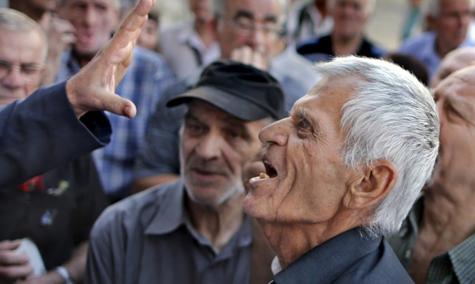 Graikas pensininkas ginčijasi su banko darbuotoju