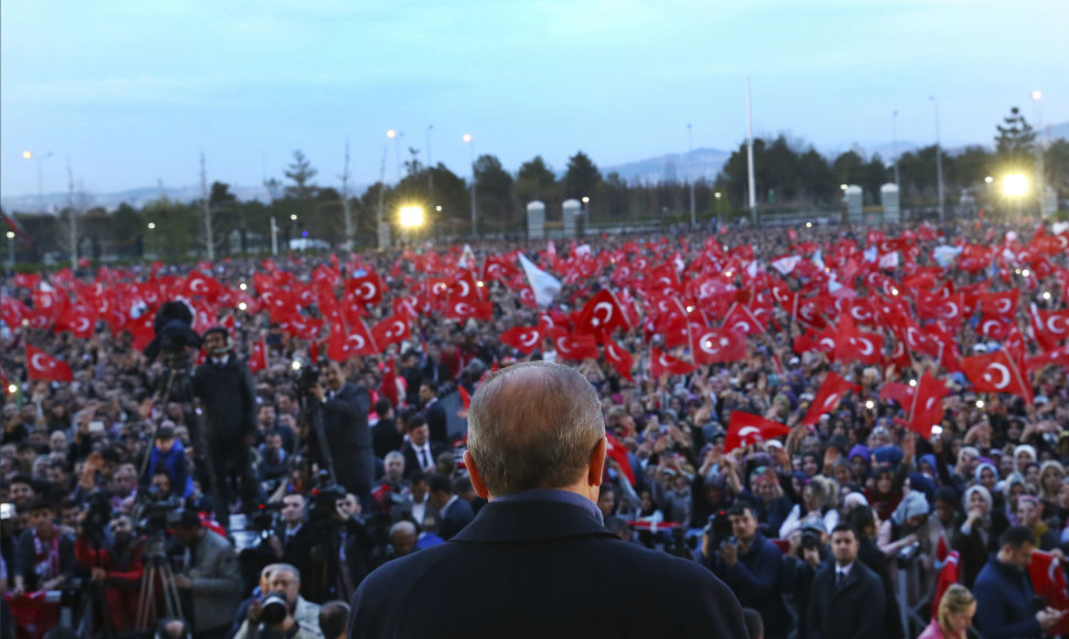 R.T.Erdoganas kreipėsi į tūkstančius savo šalininkų