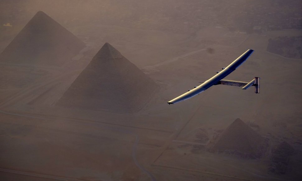 Lėktuvas Solar Impulse virš Egipto piramidžių