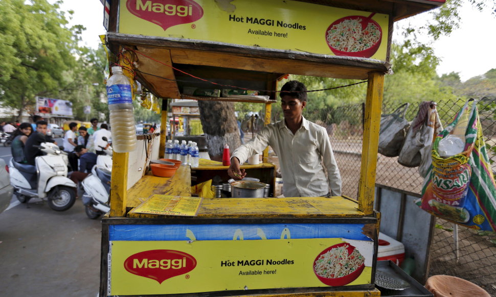 „Maggi“ makaronus pardavinėjantis kioskas Indijoje