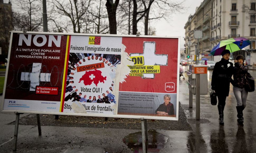 Agitaciniai plakatai Šveicarijoje prieš 2014 metų referendumą dėl migrantų kvotų